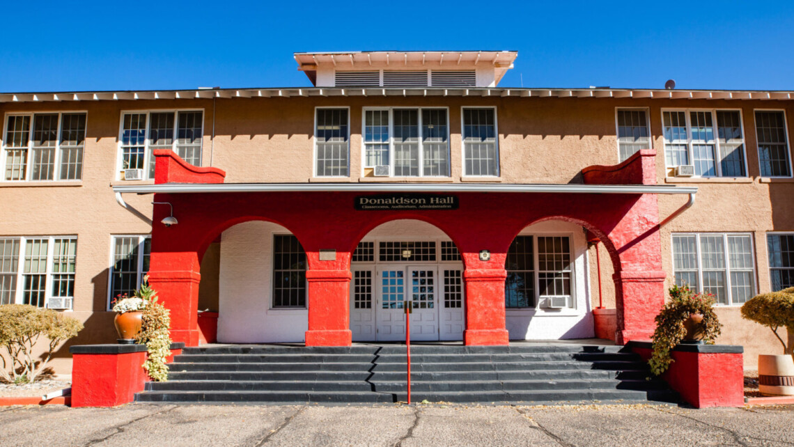 education-stredniskoly-usa-menaulschool-budovaskoly