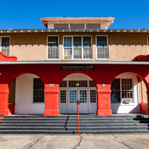 education-stredniskoly-usa-menaulschool-budovaskoly