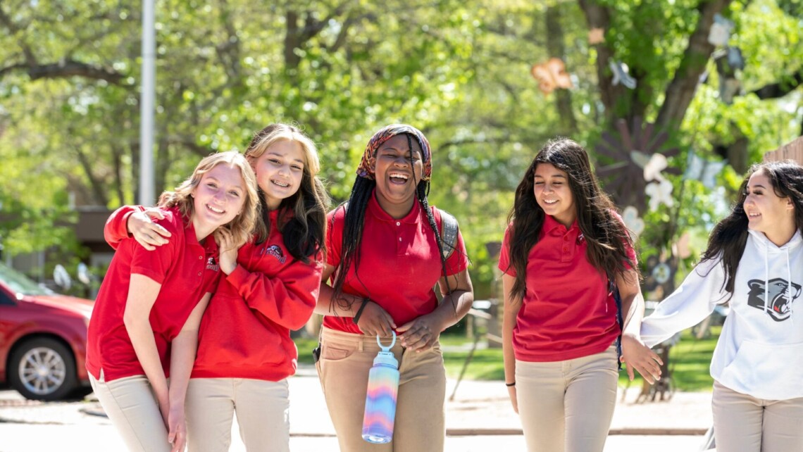 education-stredniskoly-usa-menaulschool-studenti