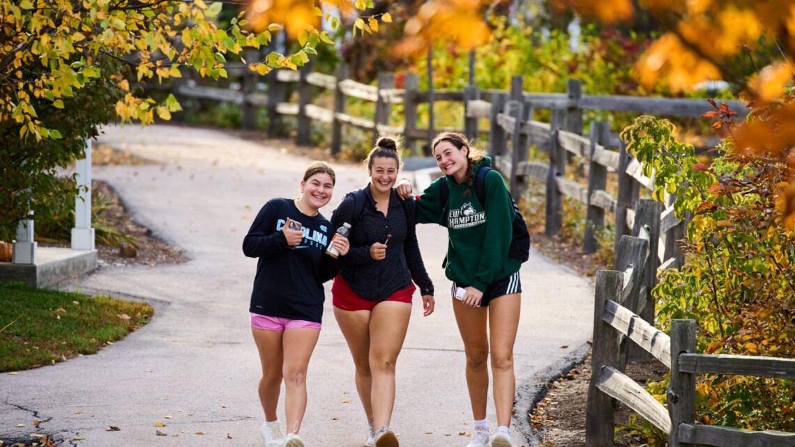 education-stredniskoly-usa-newhamptonschool-studentky