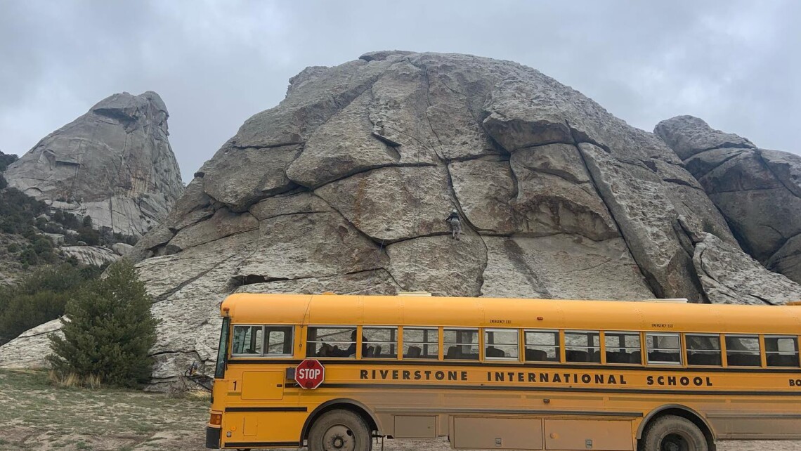 education-stredniskoly-usa-riverstoneinternationalschool-autobus