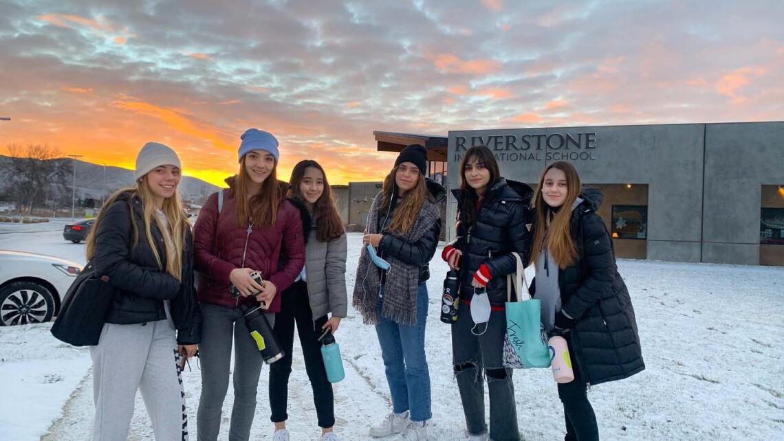 education-stredniskoly-usa-riverstoneinternationalschool-studenti