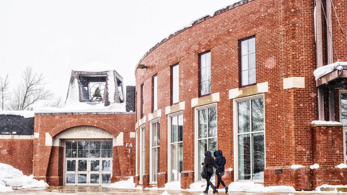 education-stredniskoly-usa-ThorntonAcademy-budovaskoly1