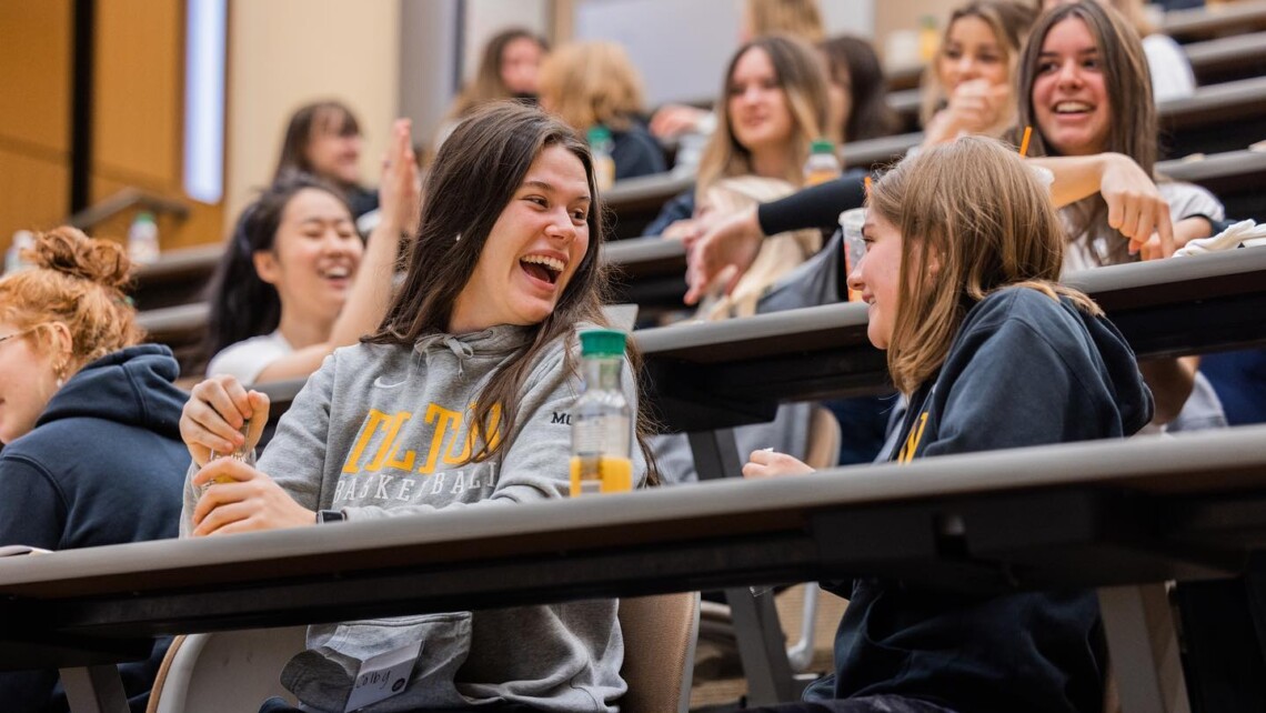 education-stredniskoly-usa-tiltonschool-studentky