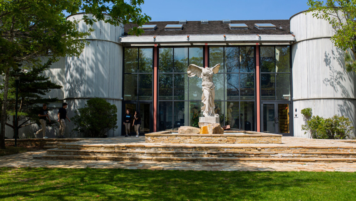 stredniskoly-usa-RossSchool-budova
