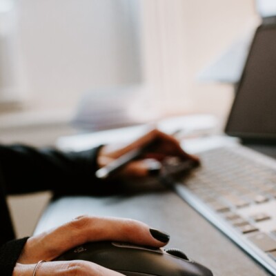člověk na&nbsp;počítači_Unsplash_Education.cz