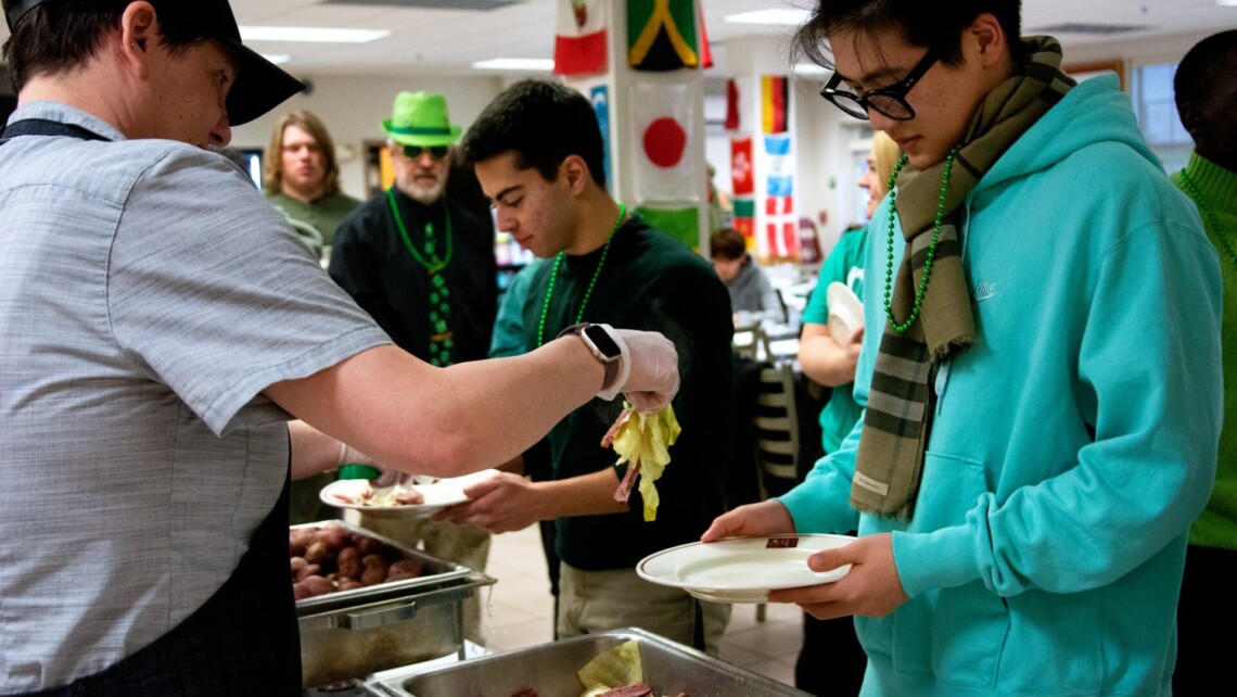 MCI stredni internatni skola USA studenti jidelna